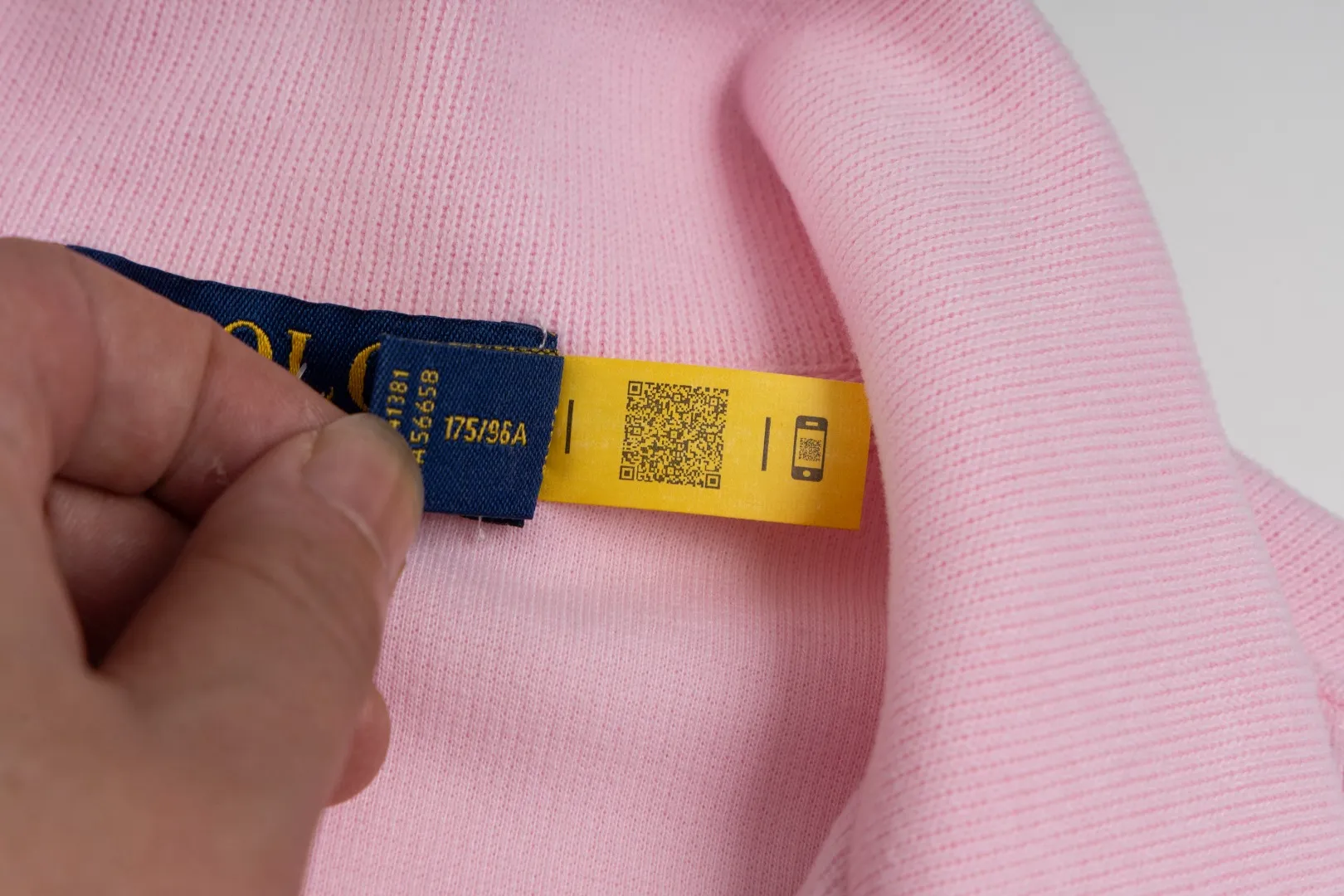 P230 #R97 Ralph lauren twelve-color embroidered pony logo half-zip high-neck long-sleeved knitted sweatshirt. The same style for men and women. The new half-zip sweatshirt for couples to wear in autumn is here! This kind of sweatshirt is really popular this year, even more popular than the hooded sweatshirt. Open the zipper and it can be used as a large lapel, which makes it more fashionable. The color of the classic design of the little war horse on the chest is matched with the embroidery. The simple zipper design echoes the brand logo, so you don’t need to match too much. The sweater version is loose enough! The fabric is custom-woven and dyed 100 cotton. 320g high gram weight 100% cotton knitted cotton with a certain thickness. The fabric is soft and comfortable, and the three-dimensional fabric is full of texture. The stitching is three needles and five threads, which is beautiful and strong. The pattern is also good. Although it is loose, it does not look bulky! - It is not a popular color scheme on the street. The color is pure and highly recommended. The upper body has a particularly high rate of turning heads. Loose style. Big drop shoulder OS style. Same style for men and women. Couple wear. Versatile and practical! Color: Gray, navy, khaki, green label, oatmeal brown label, apricot, black, army green, burgundy, pink, dark gray, light blue, white. Size: S M L XL Length: 70/72/74/76 Bust: 53.5/55.5/57.5/58.5 Shoulder width: 44/45/46/47 Sleeve length: 61/62/63/64